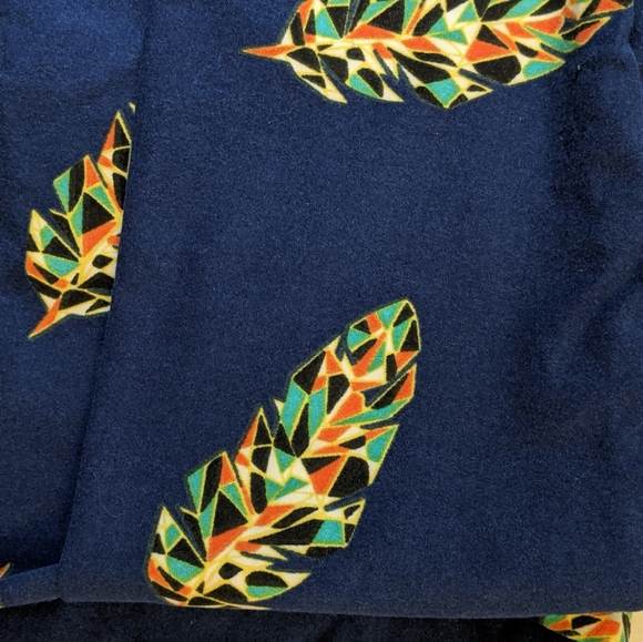LuLaRoe Pants - 🌸SALE🌸 LuLaRoe Geo-Feather OS Leggings